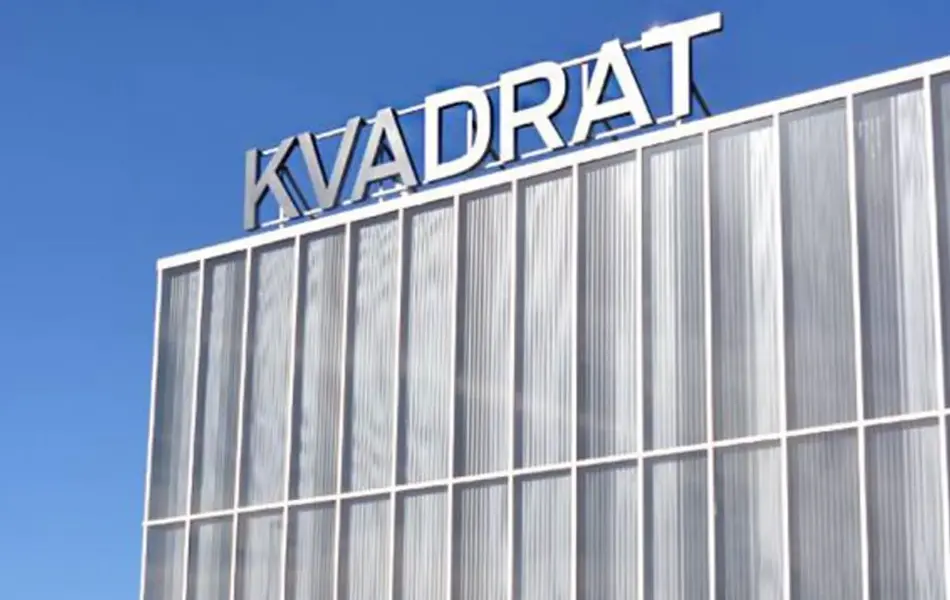 Kvadrat skilt over bygget