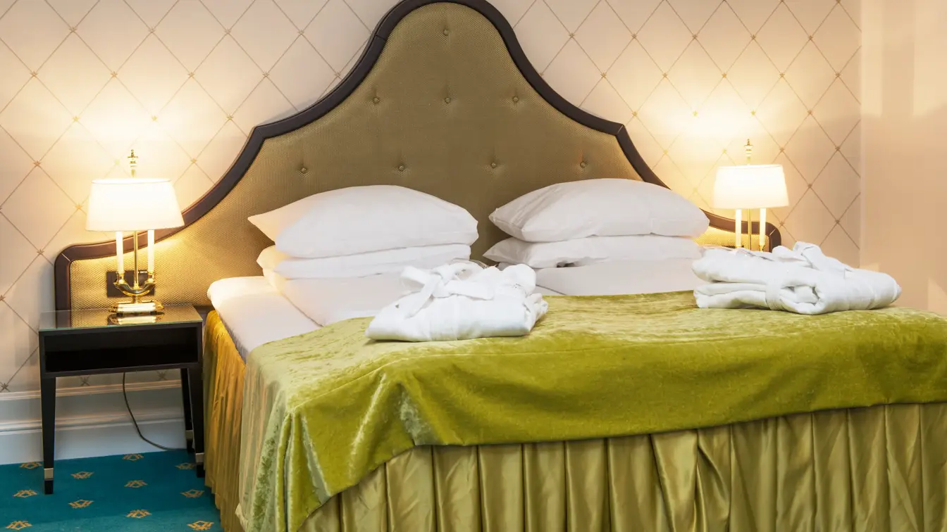 Dobbeltseng med badekåper på Business room på Hotel Bristol i Oslo sentrum