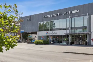 Thon Senter Jessheim fasade, hovedinngang med logo over.