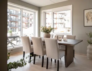 Spisestue med plass til seks personer i visningsleilighet på Skårerløkka PREMIUM