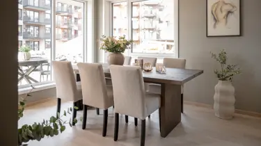 Spisestue med plass til seks personer i visningsleilighet på Skårerløkka PREMIUM