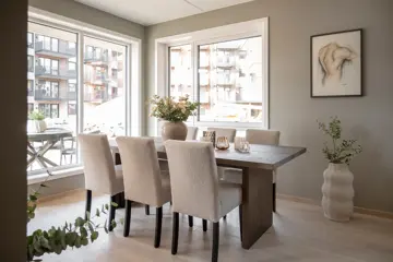 Spisestue med plass til seks personer i visningsleilighet på Skårerløkka PREMIUM