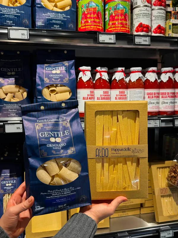 Noen som holder opp ulike pastatyper