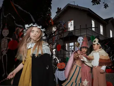 Barn leker med halloween kostymer på