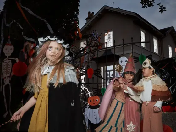 Barn leker med halloween kostymer på