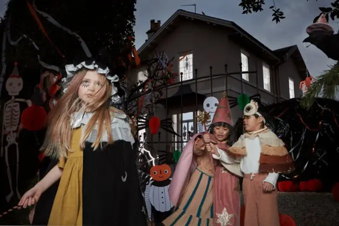 Barn leker med halloween kostymer på