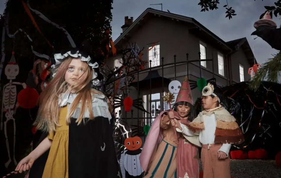 Barn leker med halloween kostymer på