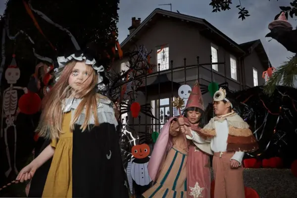 Barn leker med halloween kostymer på
