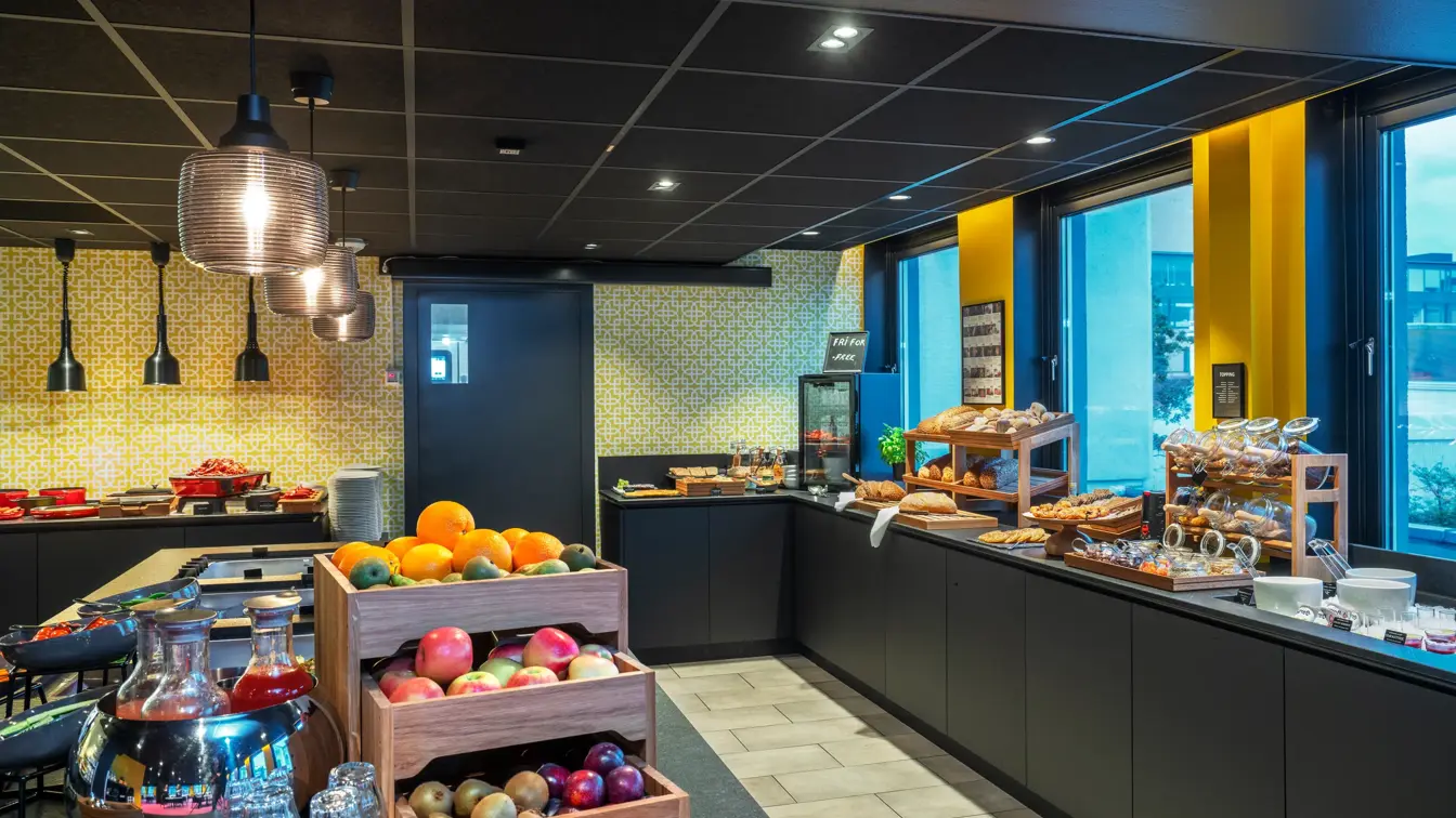 Frokostbuffet, kald og varmmat, vindu, gule gardiner.