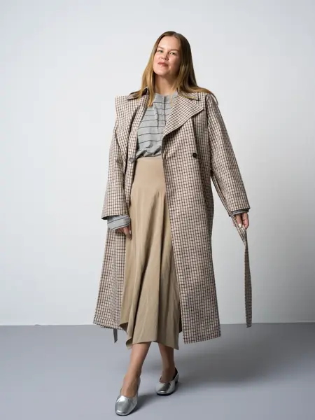 Zara trenchcoat 1595 Qomo trøye 600 Zara skjørt 579 Scorett ballerinas 1200-2