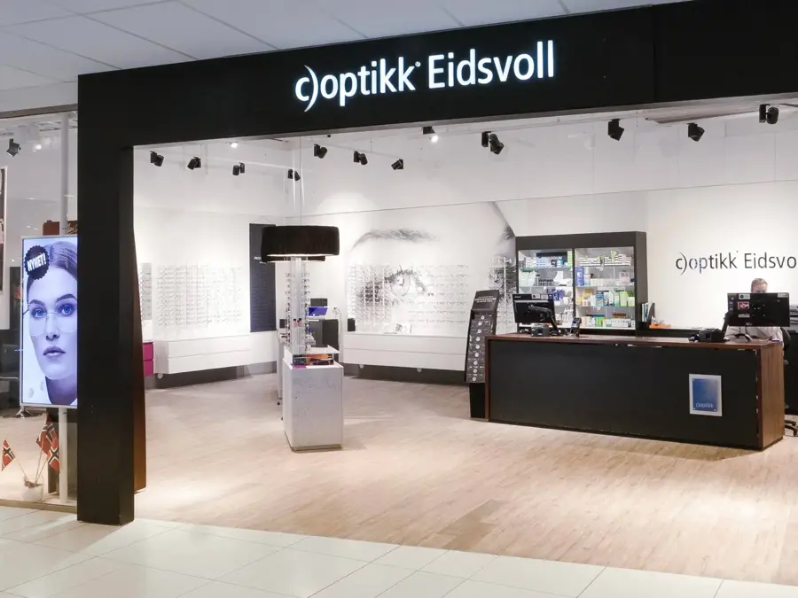 Fasadebilde av C)optikk