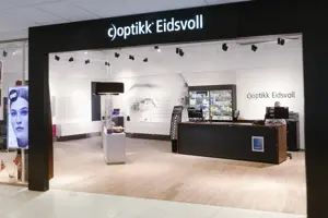 Fasadebilde av C)optikk
