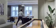 Pløens gate 1, to menn som spiller bordtennis