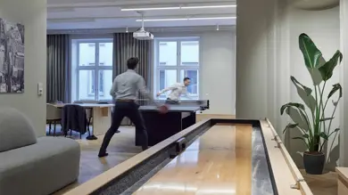 Pløens gate 1, to menn som spiller bordtennis