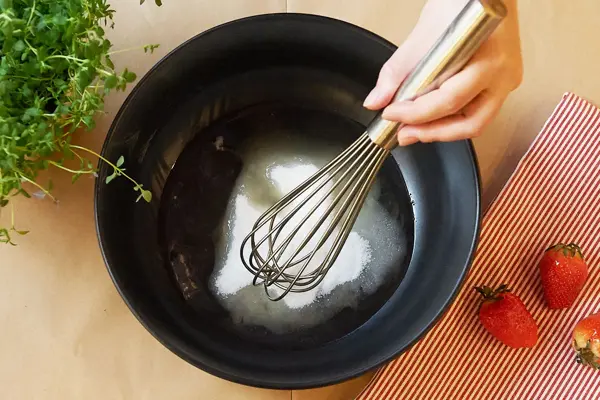 Noen som visper eggehvite og sukker