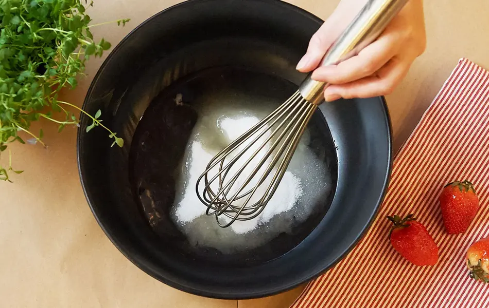 Noen som visper eggehvite og sukker