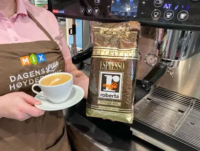Overkropp til dame med kaffekopp og kaffepose