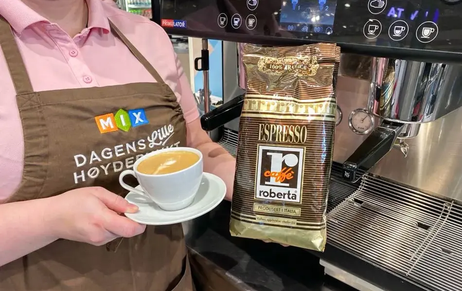 Overkropp til dame med kaffekopp og kaffepose