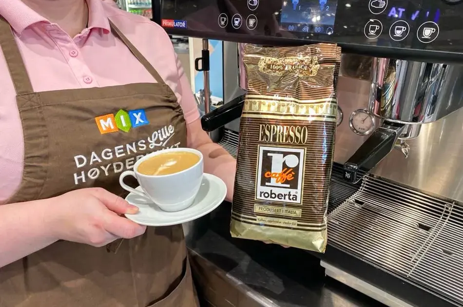 Overkropp til dame med kaffekopp og kaffepose