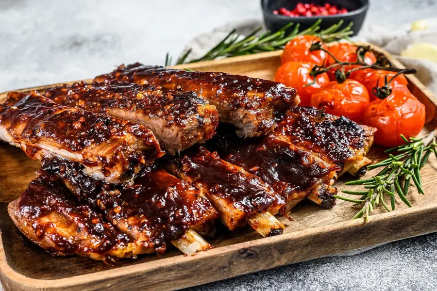 Glazed spareribs med grillet tomater