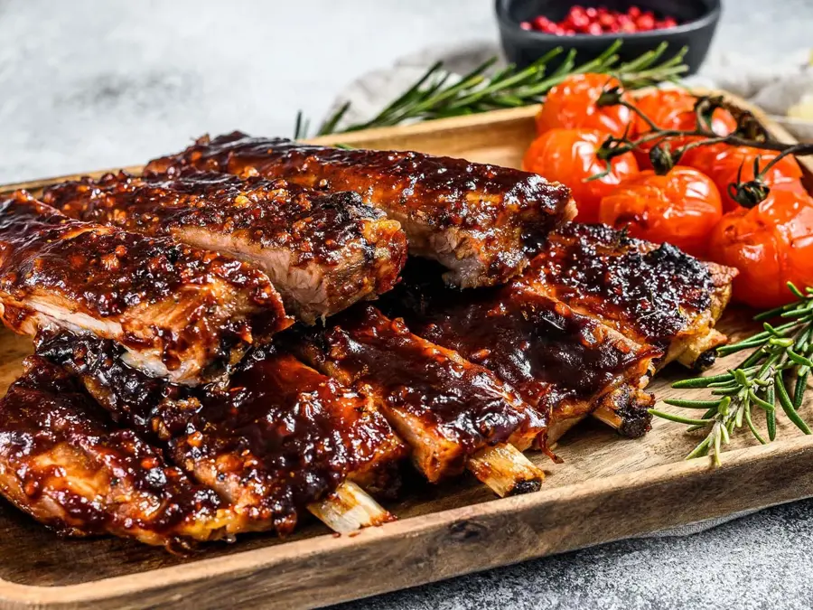 Glazed spareribs med grillet tomater