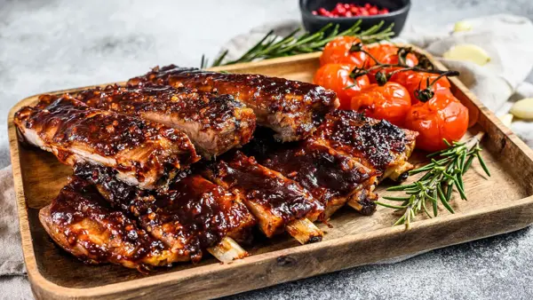Glazed spareribs med grillet tomater