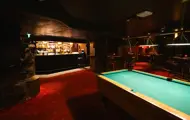 London Pub, interiør med biljardbord og bar i bakgrunnen