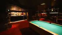 London Pub, interiør med biljardbord og bar i bakgrunnen