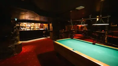 London Pub, interiør med biljardbord og bar i bakgrunnen