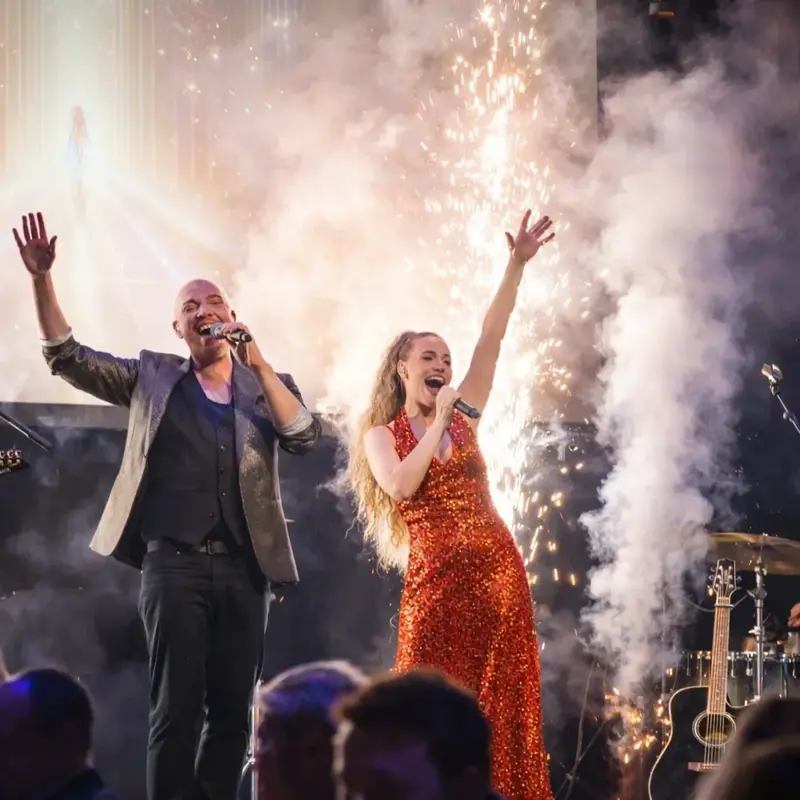 Artister på scenen på julebordsshow på Thon Hotel Harstad