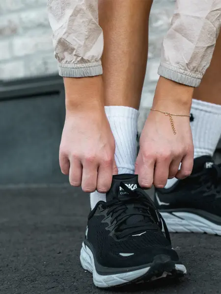 Nærbilde av dame med joggesko