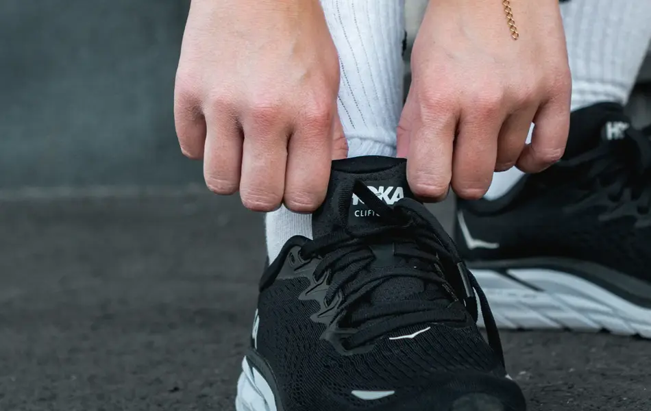 Nærbilde av dame med joggesko