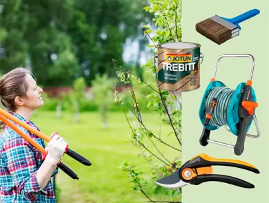 Dame holder en hekkesaks og ser mot et tre. Spann med beis, beisepensel, bæskjæringssaks og vannslange