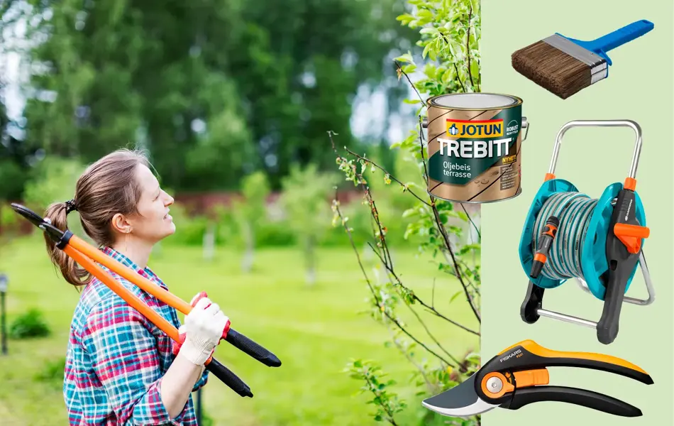 Dame holder en hekkesaks og ser mot et tre. Spann med beis, beisepensel, bæskjæringssaks og vannslange