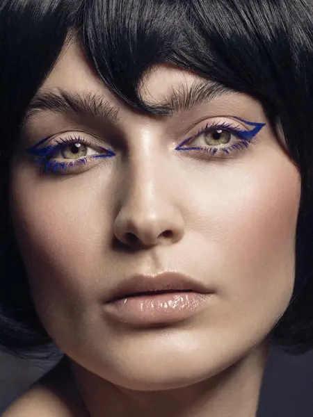 Nærbilde. Kvinne med lilla eyeliner ser mot kamera. Foto til artikkel om perfekte sminketrender til nyttårsaften.