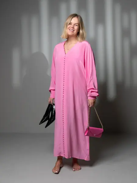 Damemodell i lang rosa kjole