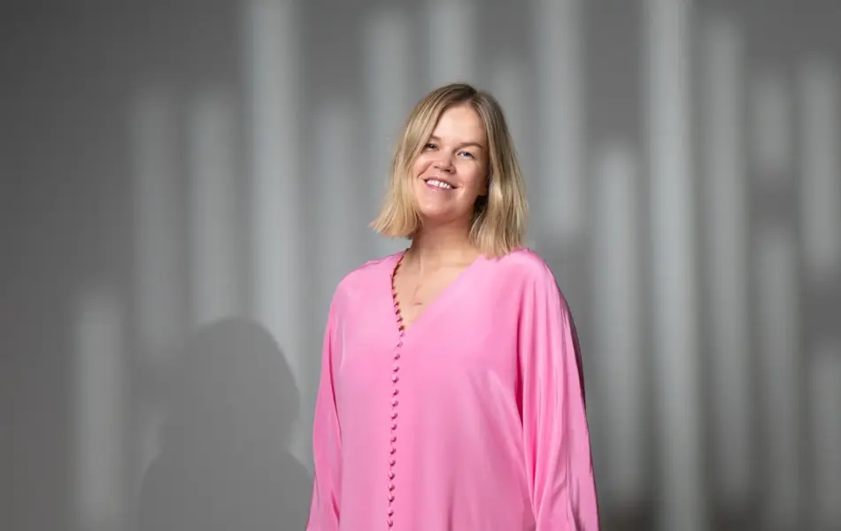 Damemodell i lang rosa kjole