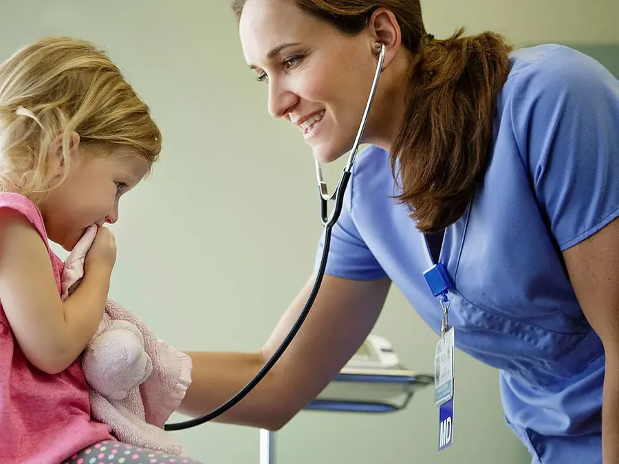 Dame helsepersonell som sjekker hjerterytmen til et bar