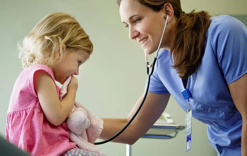 Dame helsepersonell som sjekker hjerterytmen til et bar