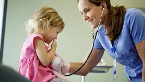 Dame helsepersonell som sjekker hjerterytmen til et bar