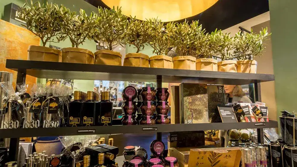 Planter og ulike produkter hos Olivenlunden 1830