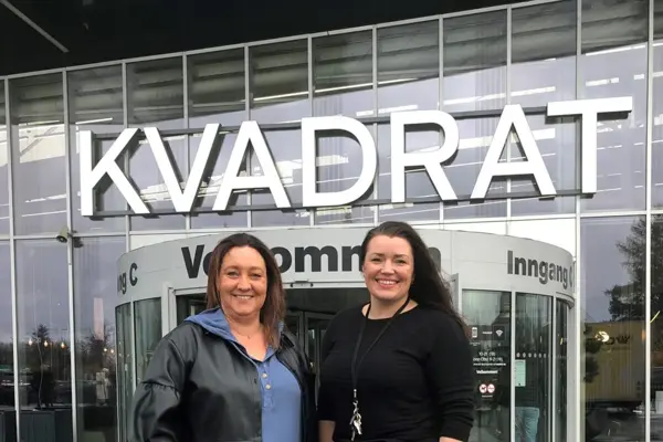 To kvinner smiler foran senteret Kvadrat 