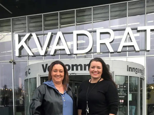 To kvinner smiler foran senteret Kvadrat 