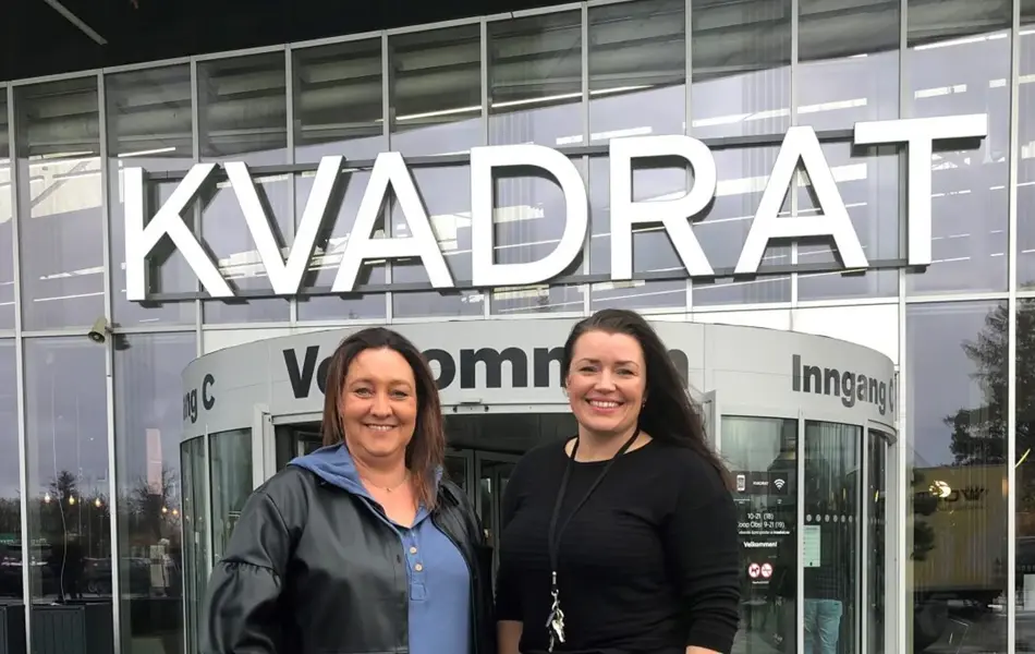 To kvinner smiler foran senteret Kvadrat 