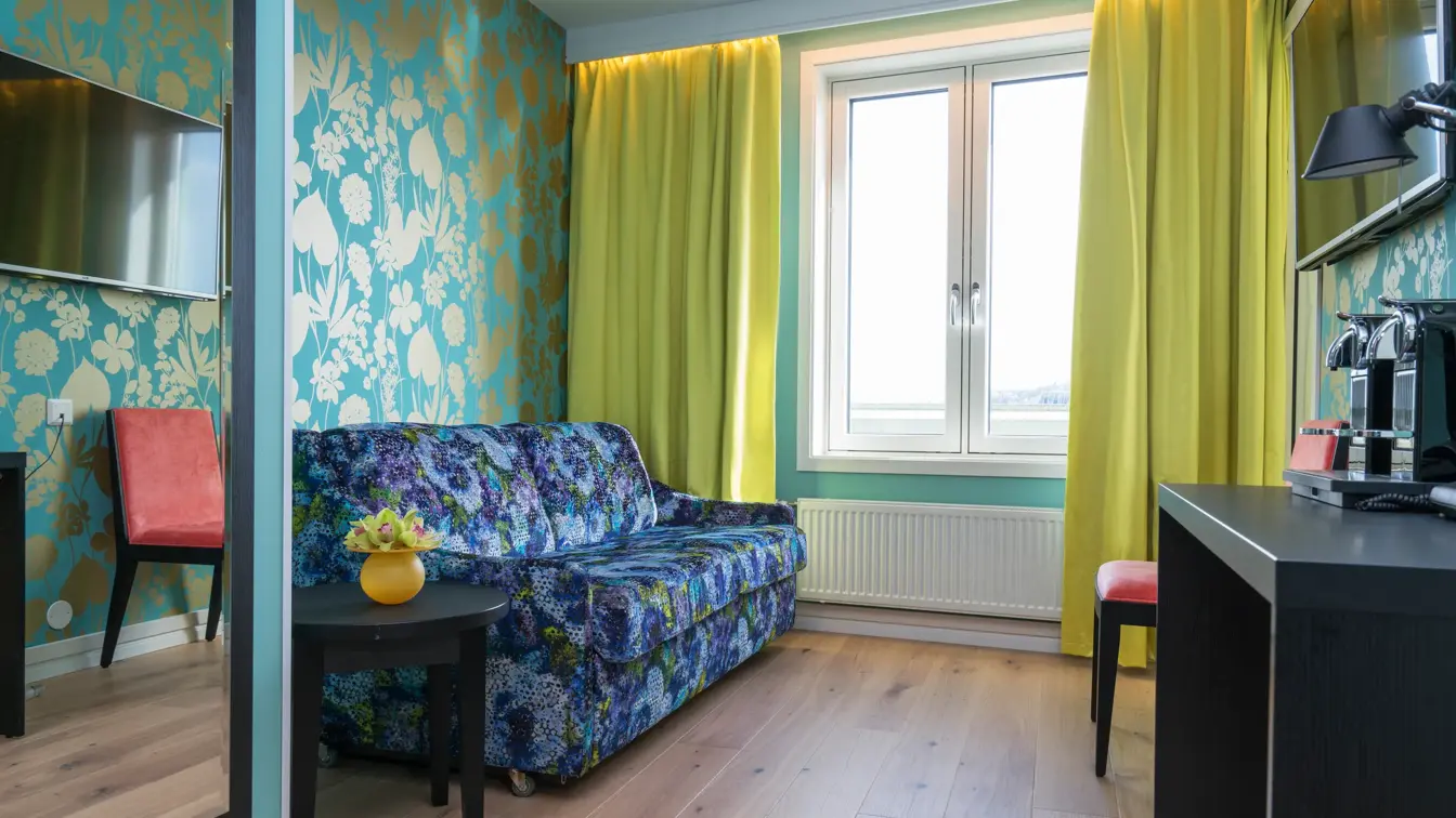 Sofa og skrivebord i business rom på Thon Hotel Nidaros