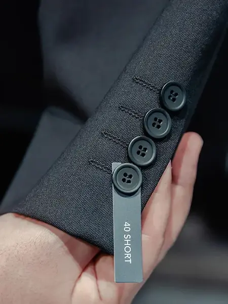 Bilde av knapper på et erme på en dressjakke