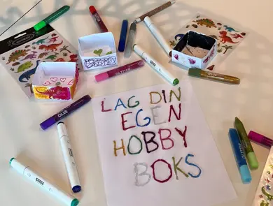 Hobbyartikler og tusj på et bord