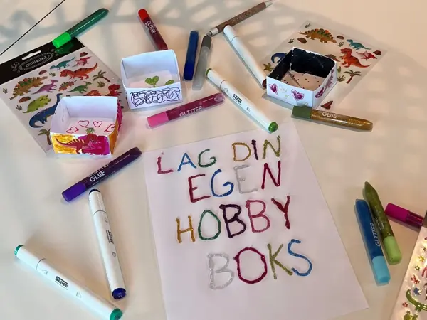 Hobbyartikler og tusj på et bord