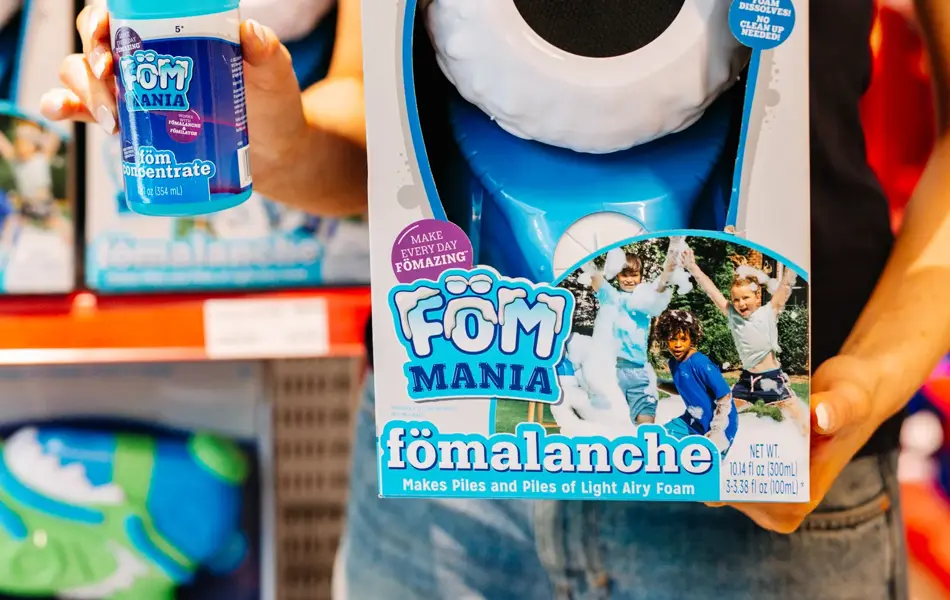 Dame som holder barneleker