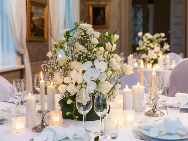 Dekorert bord til bryllup med hvite blomster